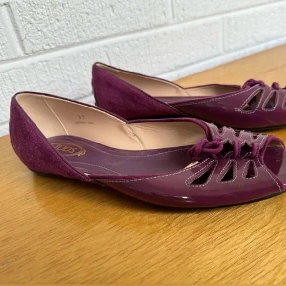 TOD'S Burgundy Lacquered Leather Tie Up Flats - Picture 3 of 7